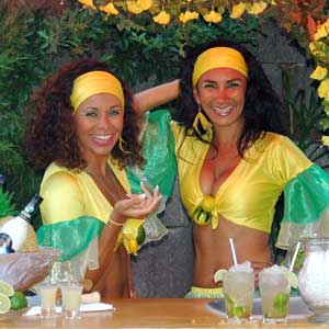 Brasilianische Cocktails, zubereitet und serviert von sympathischen Cocktail-Mixerinnen