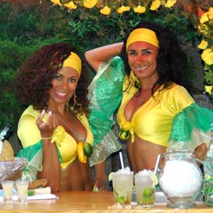 Brasilianische Cocktails, zubereitet und serviert von sympathischen Cocktail-Mixerinnen